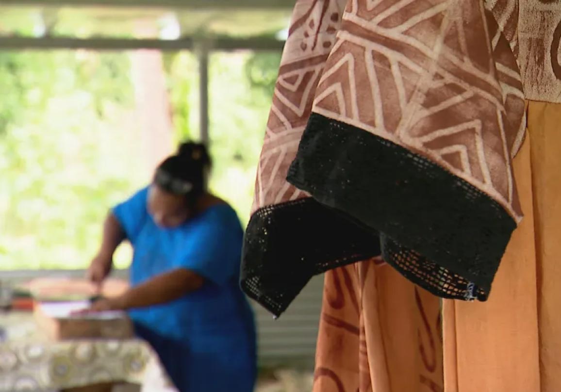 À LA RENCONTRE D'ANNICK ET RAQUEL, DEUX COUTURIÈRES-TEINTURIÈRES À POYA